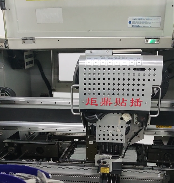 炬鼎全自動(dòng)異形插件機(jī)可以識(shí)別電腦主板各種尺寸和異形元件