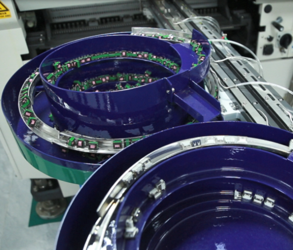 炬鼎貼插技術員談插件機震動盤：從原理到應用