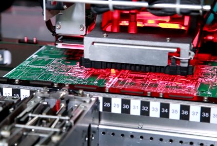 炬鼎貼插工程師指導正確使用異形電路板插件機