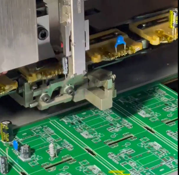 自動立式插件機電子制造行業(yè)的必要設備